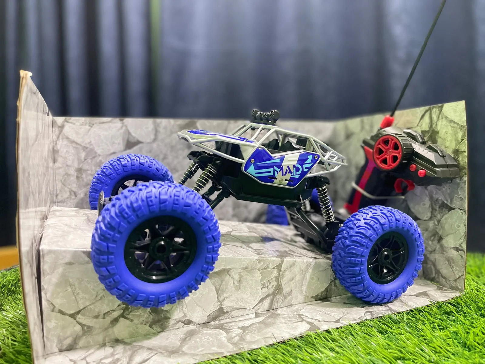 MAD CITY High-Speed RC Rock Crawler Off-Road Remote Control Car (Blue) product image 3